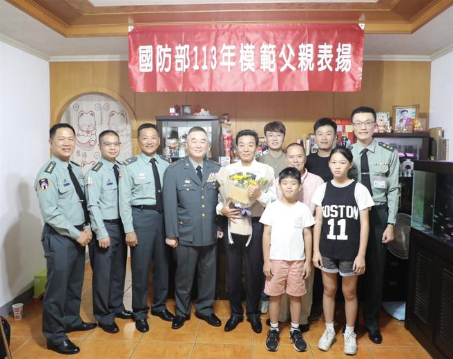 陆军教准部指挥官叶中将代表顾部长，为当选国防部「113年模范父亲」彭文福表达祝贺之意。（陆军教准部提供）