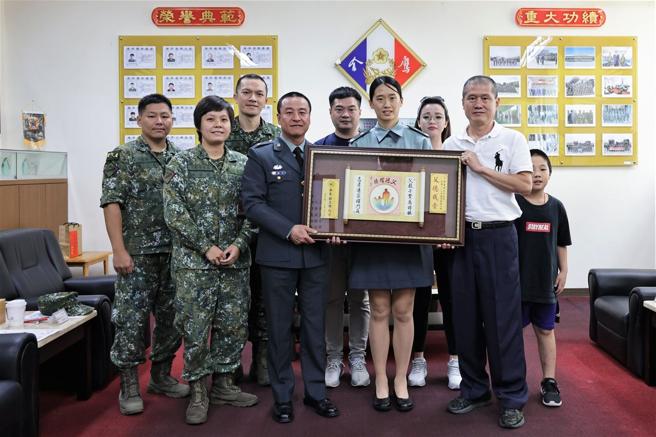 陆军21炮指部指挥官姚少将代表顾部长，为当选国防部「113年模范父亲」的黄金瓘表达祝贺之意。（记者谢承宏摄）