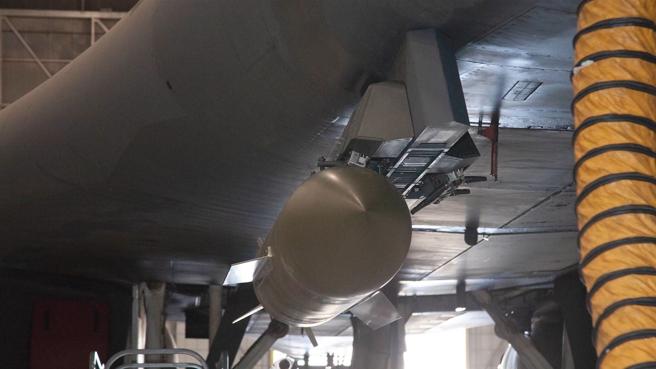 每具LAM挂架拥有2个挂点，但现阶段只装挂1枚2千磅JDAM进行测试。（取自DVIDS网站）