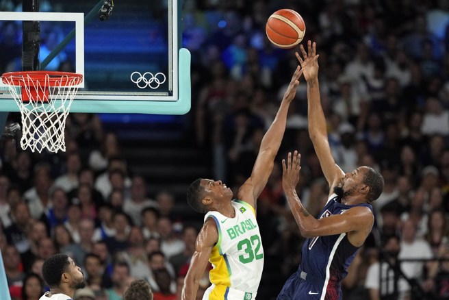 杜蘭特(右)成為美國奧運籃球得分王了。