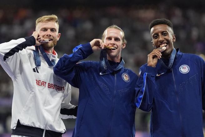 银牌柯尔(左起)、金牌哈克、铜牌努古瑟皆打破奥会纪录。（美联社）