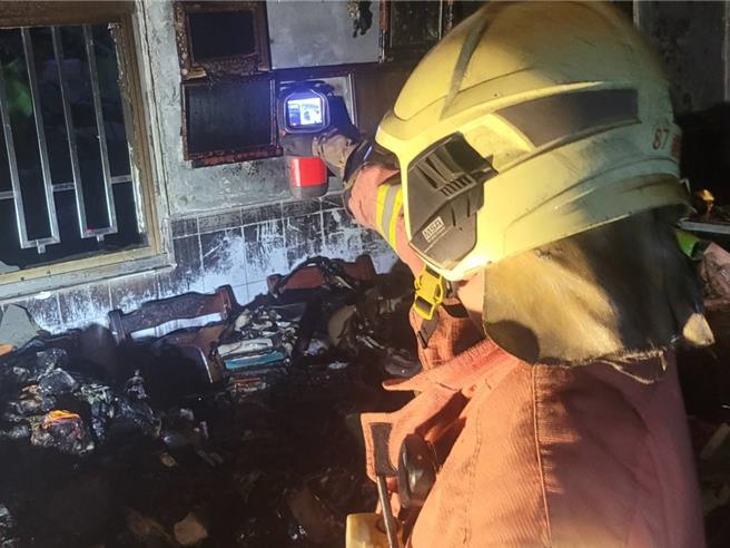 彰化縣社頭鄉今天凌晨發生民宅火警，消防員救出4人，初步研判是1樓客廳起火。（民眾提供／孫英哲彰化傳真）