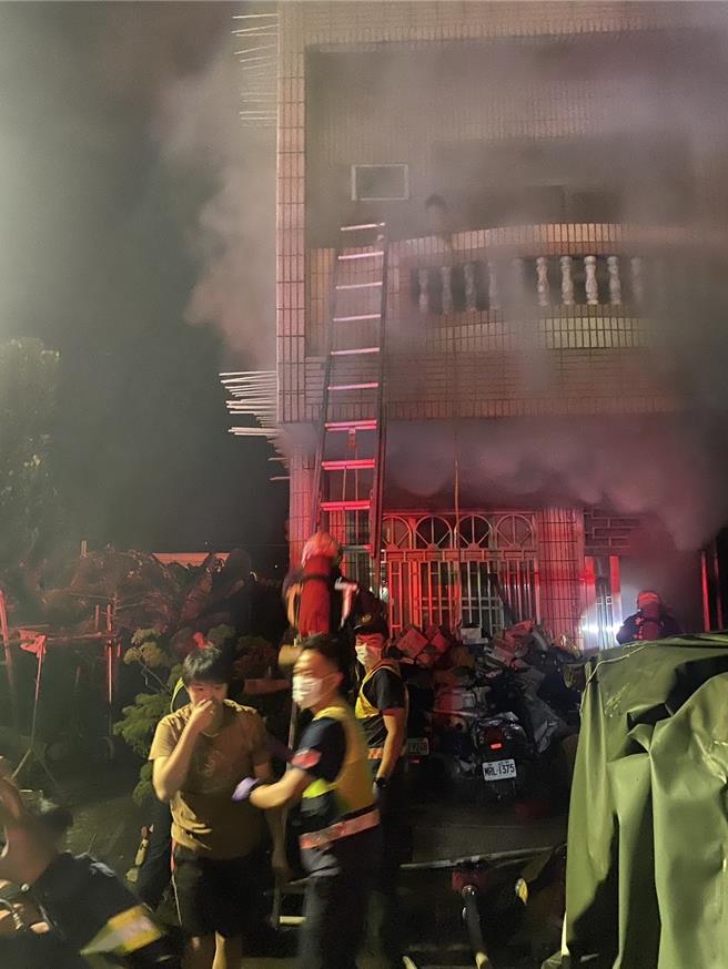 彰化縣社頭鄉今天凌晨發生民宅火警，消防員救出4人，初步研判是1樓客廳起火。（民眾提供／孫英哲彰化傳真）