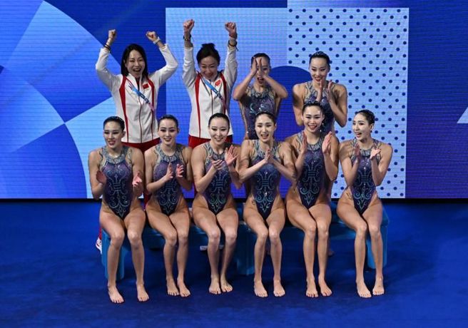 大陆水上芭蕾团总分暂居第1，只剩最后一个项目。（新华社）