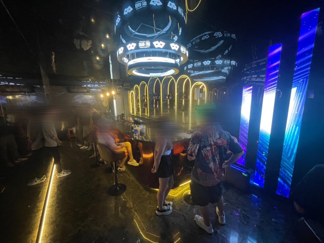 大安分局日前破获建国南路一处隐藏于民宅招待所内，藏有德州扑克职业赌场。( 叶庭欣/翻摄 )