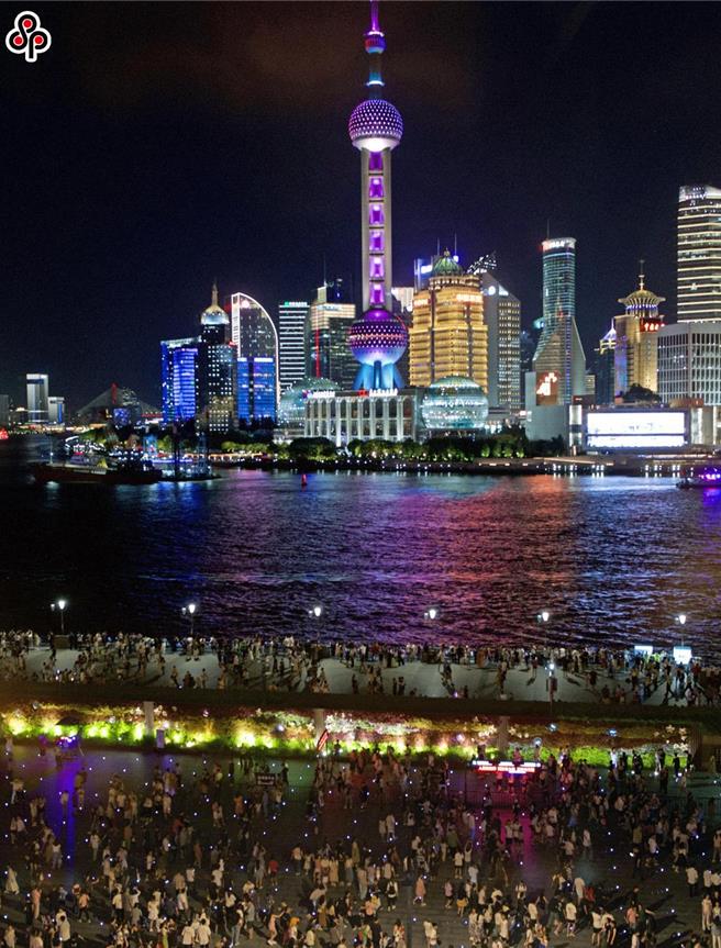 大陆南方持续多日的极端高温天气导致用电需求猛增，上海等大都市透过限制装饰性照明来应对供电压力。图为上海外滩夜景。（新华社资料照）