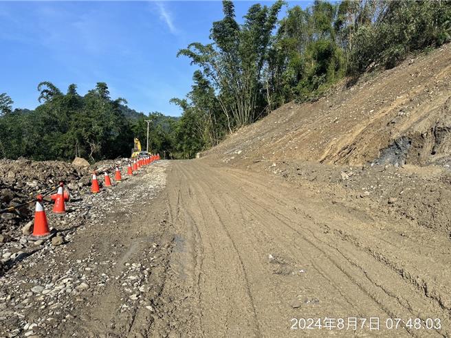 凯米颱风造成高雄市那玛夏区台29线4K＋500路段因上边坡大规模坍方及下边坡受到旗山溪河水冲击路基流失冲损，导致那玛夏区达卡努娃至玛雅部落主要联外道路受阻，经交通部公路局甲仙工务段抢修团队由南（玛雅端）、北（达卡努瓦端）两端分头併进积极赶工，于今日上午7时30分抢通开放通行。（公路局甲仙工务段提供／林雅惠传真）