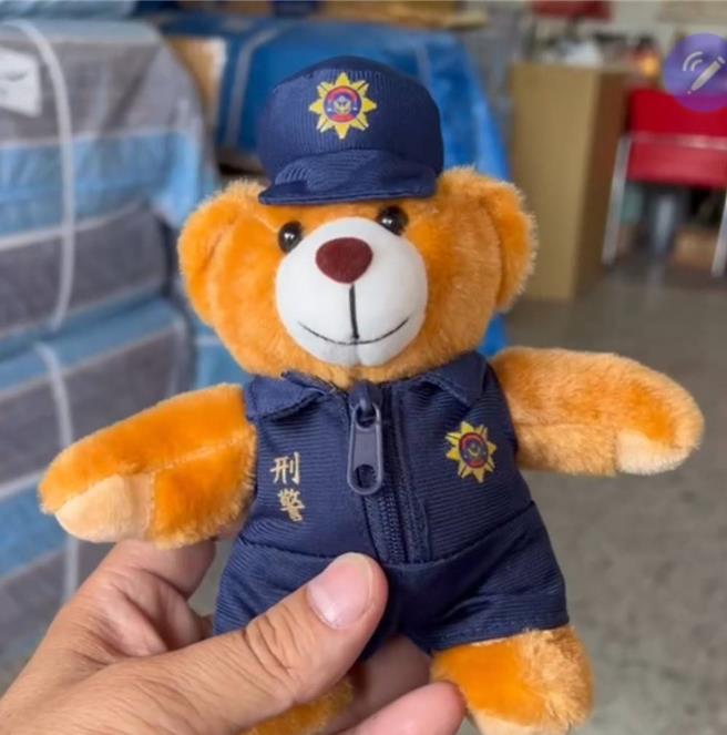 暑期保護青少年「青春專案」已經過了一半，桃園市桃園警分局持續辦理預防犯罪宣導活動，擴大宣導青春專案精神主軸，透過舉辦「青春熱血全民識詐羽毛球趣味競賽」，強健青少年健康體魄，更加強青少年相關預防犯罪知識。青少年參加活動，有獎徵答，就有機會獲得可愛刑事警察熊寶寶公仔。（警方提供）