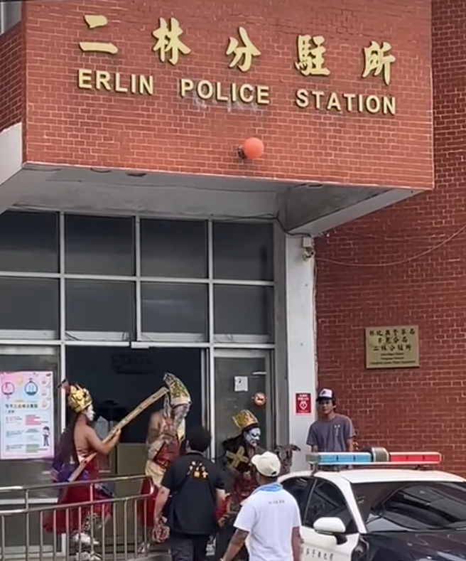 警方回應，3名八家將結束「消災祈福」後自行離去，全程並未進入所內，無人尋釁滋事。（圖 / 截自「二林人的大小事」）