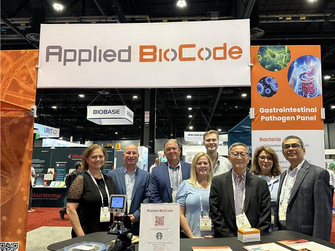 瑞磁海外参展照，瑞磁生物科技总经理何重人(右三)认为，年度盛会 ADLM后，有望让瑞磁创造新商机。(瑞磁提供／洪凯音台北传真)