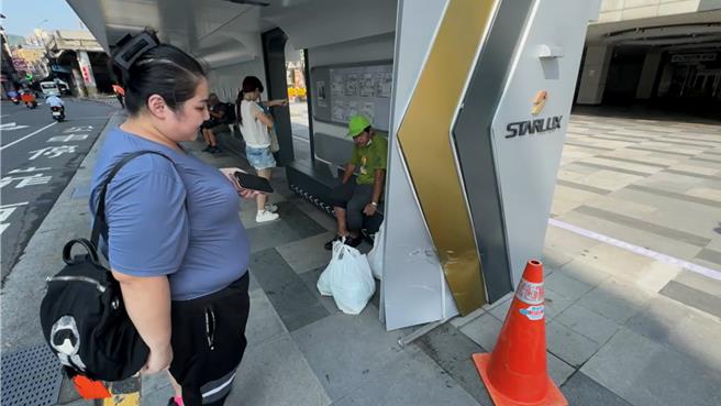 基隆火车站南站前的公车候车亭7月中旬才启用，6日凌晨就遭人撞坏还肇逃，基隆市公车处表示将会进行代位求偿。（张志康摄）