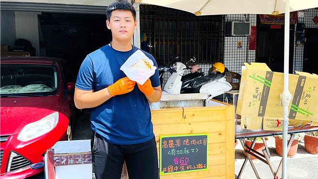台东县东海国中生许博翔暑假期间自行创业，贩售贩售「高丽菜烧肉起司蛋吐司」。（萧嘉蕙摄）