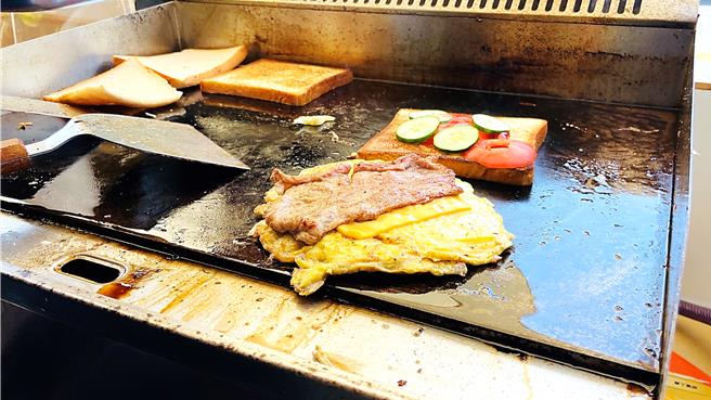 「高丽菜烧肉起司蛋吐司」食材均由许博翔亲自挑选，每日新鲜到货。（萧嘉蕙摄）