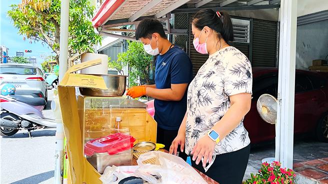 许博翔的「国中生小摊子」试营运首日，母亲全程盯场，指导叮咛。（萧嘉蕙摄）