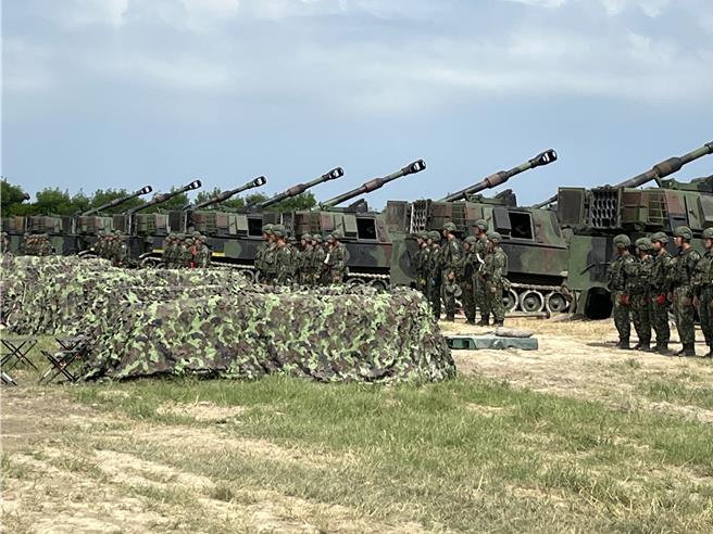 陆军十军团于7、8日在台中清水区大甲溪堤防护岸路旁番仔寮阵地，实施今年度重炮保养射击。（张妍溱摄）