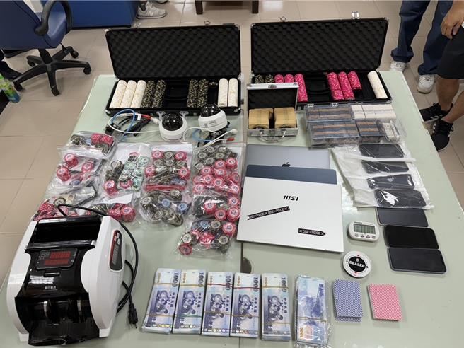 警方查獲現金60多萬元及籌碼等贓證物。(翻攝照片／林郁平台北傳真）
