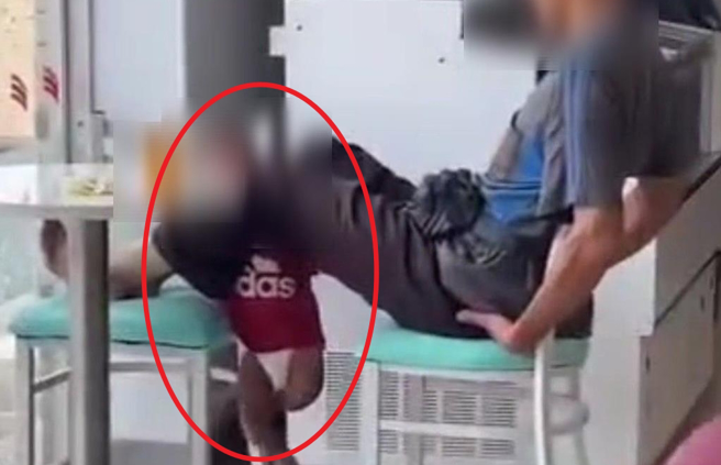 云林县大埤乡一家连锁超商昨（6日）下午发生一名老人翘脚夹住穿着尿布的婴儿的头，疑似儿虐引起愤慨。（民眾提供）