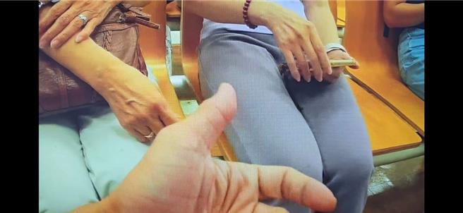 警方向蔡女解釋假投資詐騙手法，讓她打消匯款念頭。(翻攝照片／林郁平台北傳真）