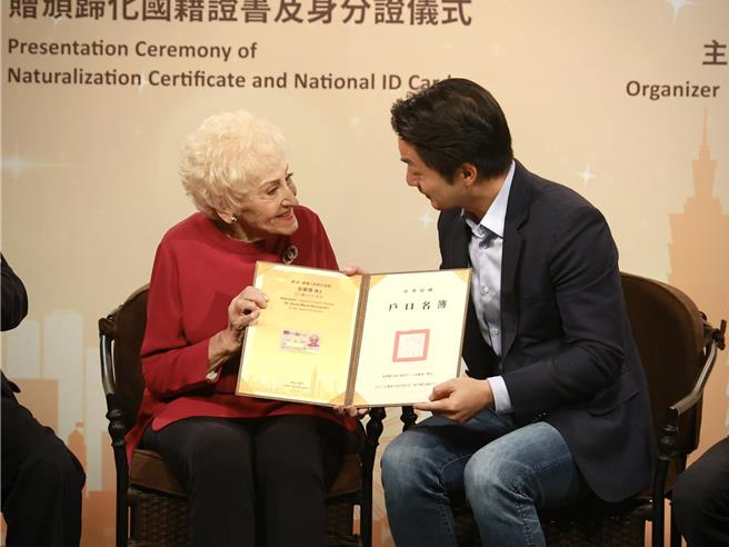 对于《空中英语教室》、「天韵合唱团」创办人彭蒙惠（左）6日过世，台北市长蒋万安（右）7日上午也表达哀悼之意。图为蒋万安于2023年6月颁发身分证给彭蒙惠。（台北市政府提供／丁上程台北传真）