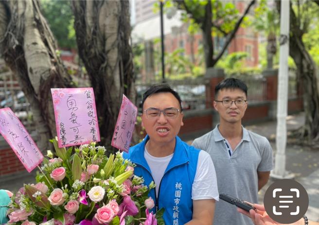 新黨副發言人游智彬（左）7日上午與新黨輿情中心主任季節（右）前往立院致贈花籃給國民黨立委翁曉玲，大讚她在民進黨鋪天蓋地反中抗中氣氛中，仍然有勇氣講出以中國人為榮的話語。（新黨提供／陳薏云台北傳真）