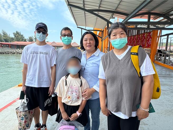 被滞留大陆4月余的金门县胡姓钓客，在立法委员陈玉珍协助下今（7）日返金，其父母与女儿亦前往迎接，其妻则在家中备好火炉、猪脚麵线接风尘。（于家麒摄）