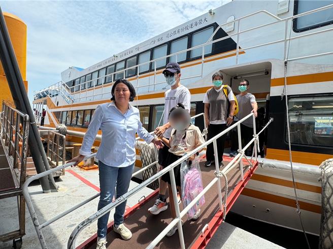 被滞留大陆4月余的金门县胡姓钓客，在立法委员陈玉珍协助下今（7）日返金，其父母与女儿亦前往迎接，其妻则在家中备好火炉、猪脚麵线接风尘。（于家麒摄）