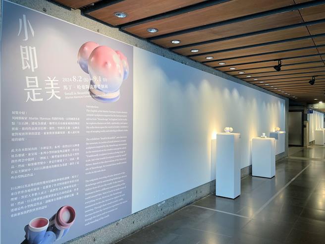 為推動陶瓷藝術多元的創作與持續發展，鶯歌陶瓷博物館攜手英國藝術家馬丁．哈曼（Martin Harman），即日起至9月1日，於陶博館B1陶藝長廊展出7組件作品，傳達對現實世界的深刻反思，引領觀眾踏上探索自我的旅程。（鶯歌陶瓷博物館提供）