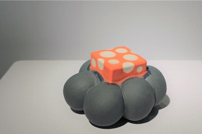 《饅頭(Mantou)》底座由深灰色陶瓷球體所組成，上方再疊入一個色彩鮮豔的方形，鮮明的對比帶來視覺上的張力。（賀培晏攝）