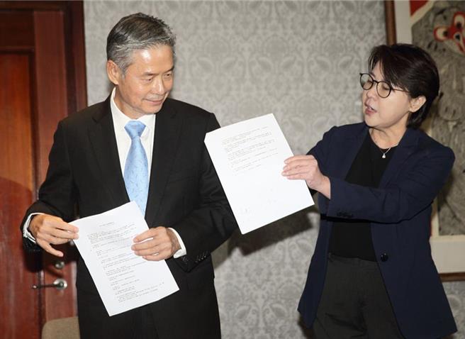 金溥聪（左）杠上媒体人陈文茜及前立委蔡正元提告求偿600万元。（中时资料照片）