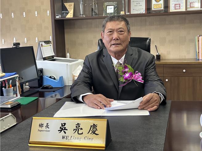 屏東縣長治鄉新任鄉長吳亮慶7日就職宣誓，他感謝鄉親用4241張乾淨的選票支持他，他會努力兌現選舉時提出的政見。（謝佳潾攝）