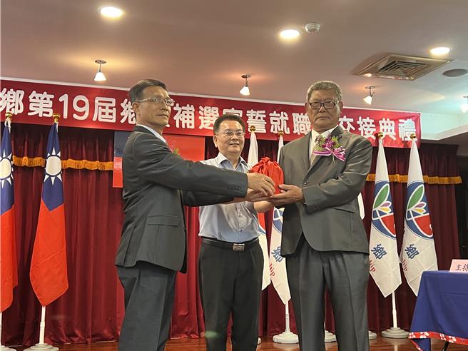 屏東縣長治鄉新任鄉長吳亮慶7日就職宣誓，他感謝鄉親用4241張乾淨的選票支持他，他會努力兌現選舉時提出的政見。（謝佳潾攝）