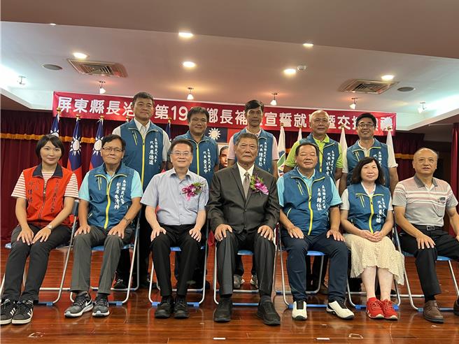 與吳亮慶競選鄉長的鄉代邱佳娟（前排左一）、邱炬峰（前排右一），也有出席新任鄉長接交典禮，展現風度給予祝福。（謝佳潾攝）