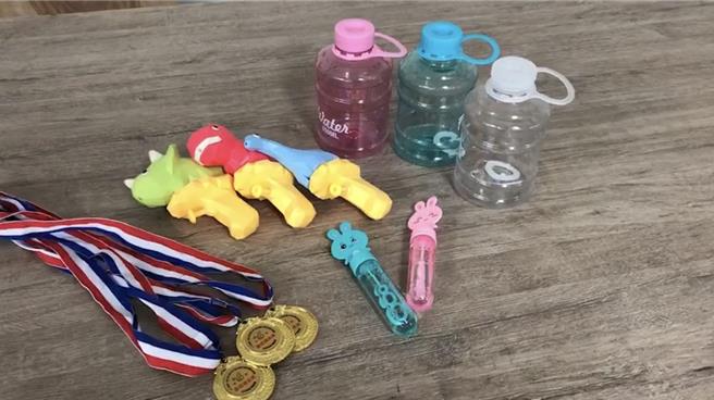 賴惠員透露，當天走完全程，特別贈送吹泡泡、水壺及完賽獎牌等好禮。（賴惠員服務處提供／張毓翎台南傳真）