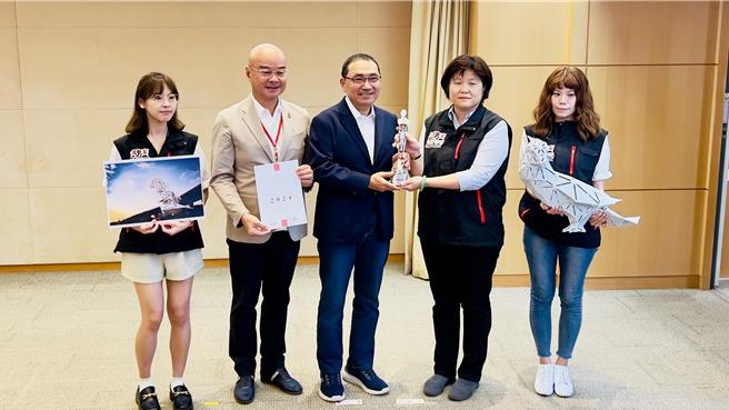 守望鶯歌獲得2024年美國繆斯設計大獎，今於市政會議獻獎給市長侯友宜。（呂健豪攝）