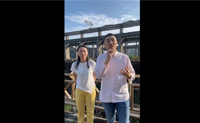 基隆市长谢国梁（右）与基隆市文化观光局长江亭玫（左）7日上午开直播，说明阿根纳船厂后续的开发计画。（摘自谢国梁脸书／张志康基隆传真）