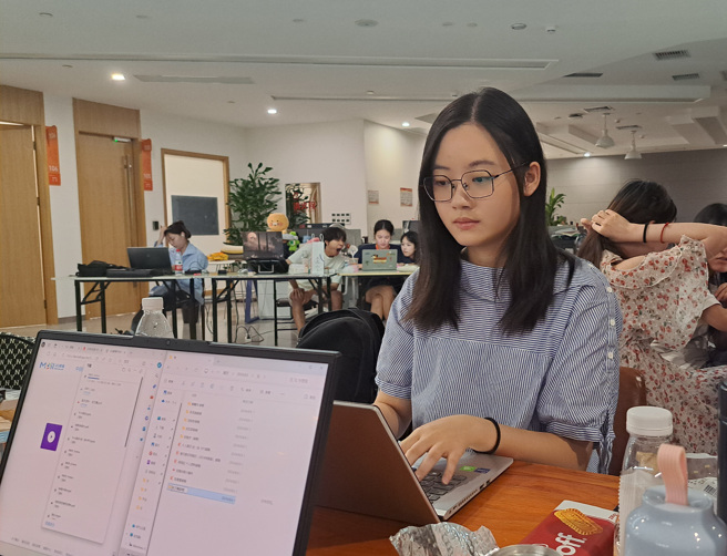 實習生邵郁雯一同與師傅準備著後續錄製的腳本。(照片/《女子推理社》實習生提供)