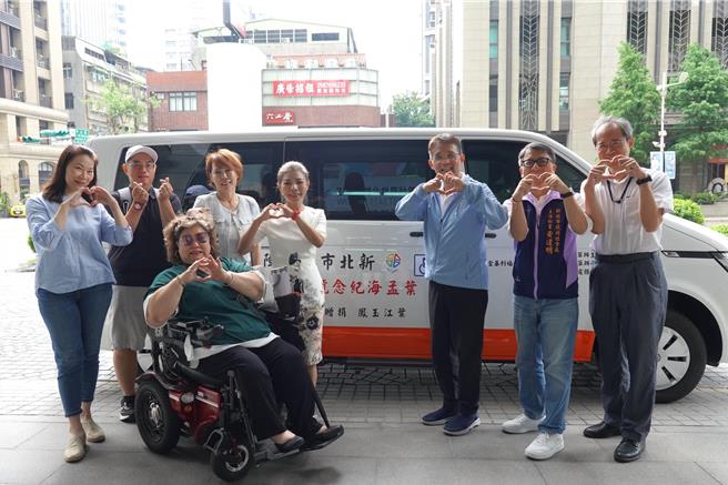 新北市民葉江玉鳳因與已經去世丈夫都行動不便，曾接受過新北市復康巴士服務，有感復康巴士的便利與重要性，今（7）日決定以丈夫名義捐贈1輛復康巴士給新北市政府，盼能幫助更多行動不便的長者及身心障礙者。（新北市社會局提供）