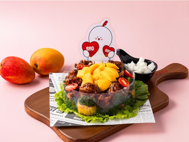bb.q CHICKEN「芒果黑蒜嘿皮炸鸡蛋糕」，原价530元、预订价477元。（全家国际餐饮集团提供／朱世凯台北传真）
