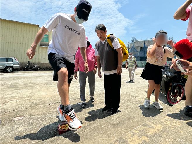 滞陆逾4个月的金门胡姓钓客(左一)今日上午终于回到家中，跨过妻子事先备好得炉炭火去霉气，平安归来。(于家麒摄)