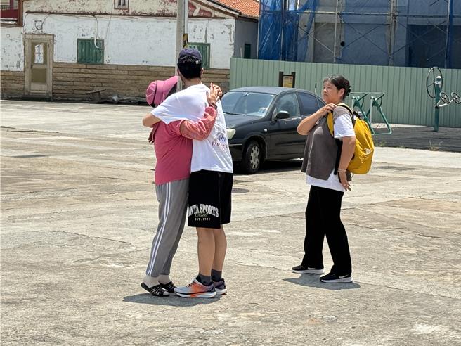 胡家大伯母(左)看到久未见面的侄子胡姓钓客(中)，喜极而泣上前来个大拥抱，场面感人。(于家麒摄)