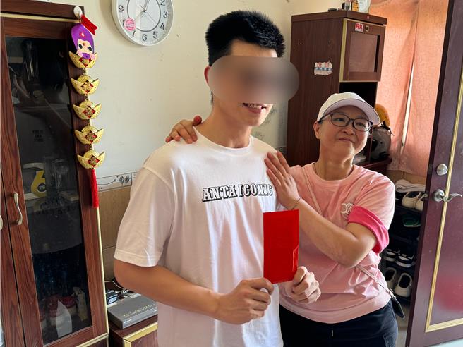 从小看着胡姓钓客长大的邻居阿姨(右)还包给他一个红包压压惊，希望他从此一切平安顺利。(于家麒摄)