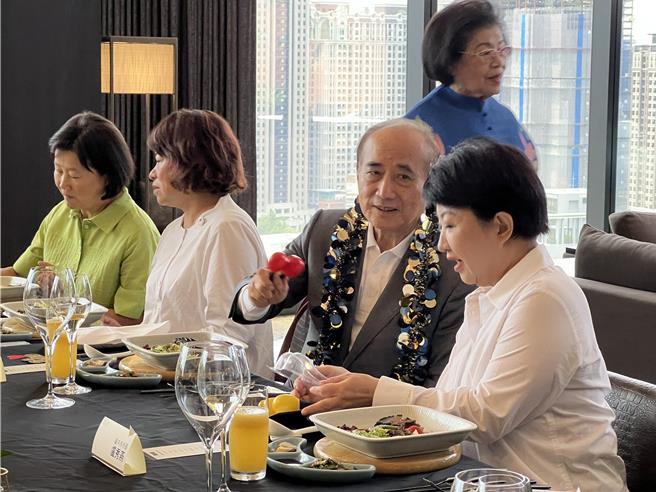 前立法院長王金平7日到台中與台中市長盧秀燕碰面，外界解讀為力挺盧參選黨主席，但兩人都強調此為一般性聚會。（林欣儀攝）