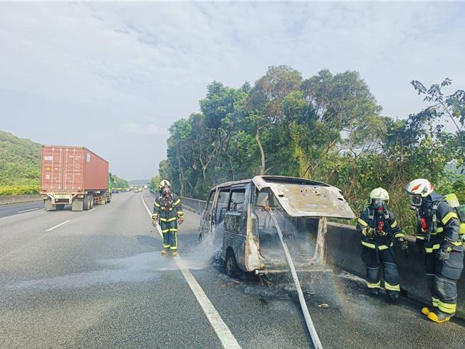 國道1號南向74.3公里處楊梅路段，7日上午6時54分發生火燒車事故，43歲張姓男子駕駛自小客車因不明原因在路肩起火燃燒，新竹縣消防局於7時31分到場撲滅火勢，這起火燒車案無造成人員傷亡，確切起火原因，由消防局鑑定研判。（翻攝照片／廖姮玥桃園傳真）