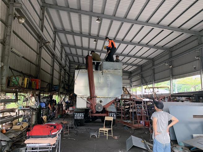 台南市关庙区一家饲料工厂7日中午将近12点有一名越南籍移工不慎坠落深约3.5公尺的饲料车内货槽，消防人员紧急抢救。（读者提供／洪荣志台南传真）