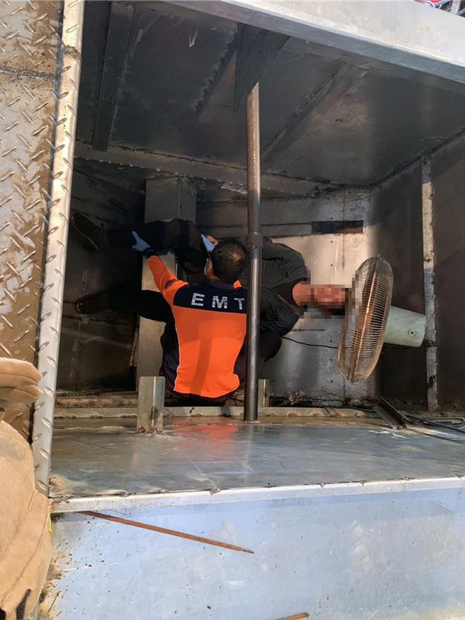 越南籍移工不慎坠落深约3.5公尺的饲料车内货槽，消防人员紧急救出送医。（读者提供／洪荣志台南传真）