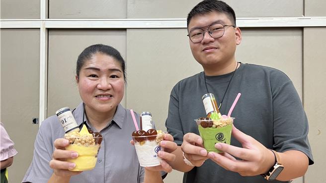 台南市政府經發局8月推出「高溫限定方案」，串聯36間傳統市場、夜市攤商推出優惠活動，7日攜手業者宣傳。（張毓翎攝）★《中時新聞網》關心您：飲酒過量，有礙健康。酒後不開車，安全有保障！