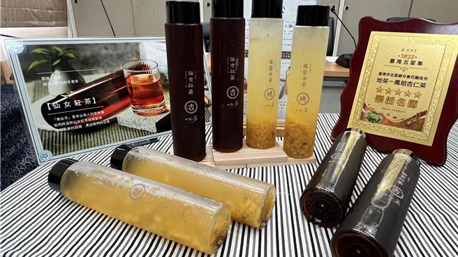 花園夜市名店「地茶」，傳統手煮茶包括杏仁茶、仙女紅茶和鳳梨冰茶等。（張毓翎攝）