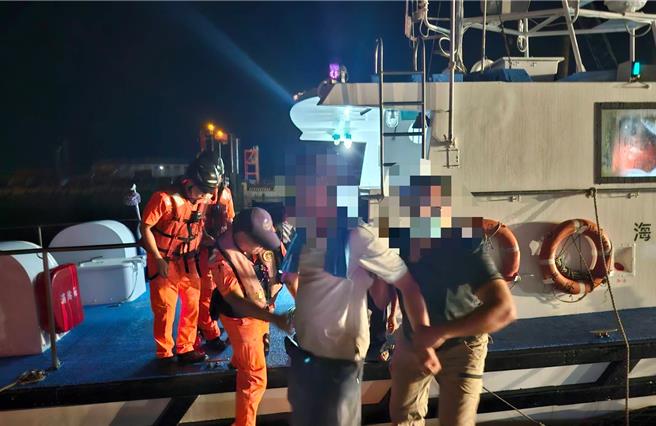 海巡署接获北竿卫生所通报，立即派遣马祖海巡队PP-3571艇，将患者送往南竿就医。（马祖海巡队提供）