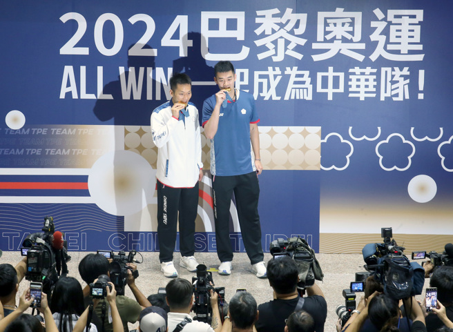 巴黎奧運射箭、羽球及射擊代表隊7日返台，羽球國手李洋（左起）及王齊麟展示得來不易的金牌。（范揚光攝）