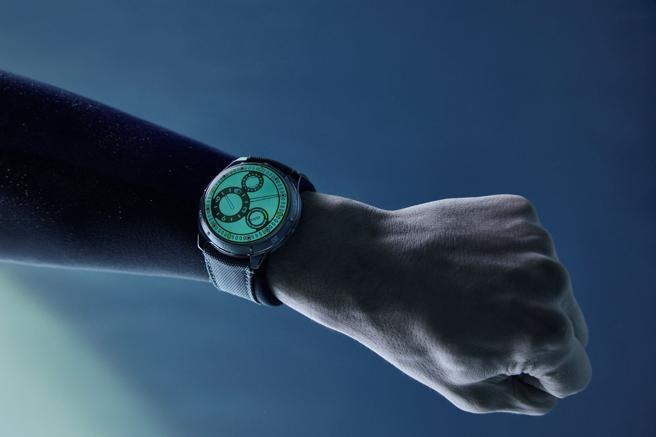 SHH台北101旗舰店引进RESSENCE的TYPE 5 L腕表，独特的充油舱体设计在黑暗深海中仍清晰可读。（SHH提供）